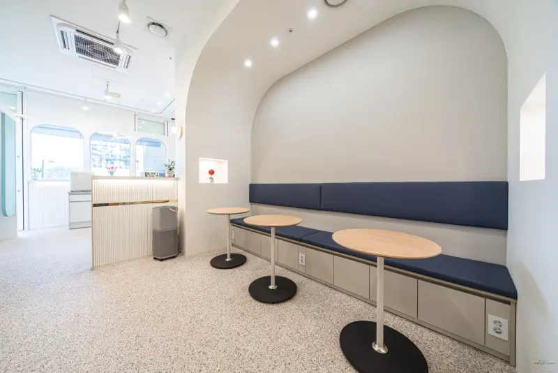 아치형 디자인이 돋보이는 모던 공유오피스 라운지